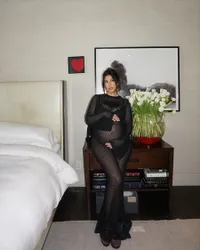 Sebentar Lagi Melahirkan, Intip 8 Potret Baby Bump Kourtney Kardashian di Kehamilan ke-4