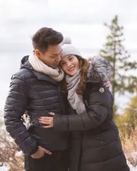 Sebentar Lagi Menikah, 8 Potret Chelsea Islan dan Rob Clinton Kardinal yang Bikin Netizen Baper - Pamer Cium Mesra