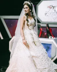 Sebentar Lagi Menikah dengan Maxime Bouttier, 9 Potret Luna Maya Pakai Gaun Pengantin – Bridal Gown Hingga Busana Adat