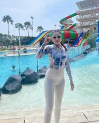 Secantik Boneka Barbie, 8 Potret Nurah Syahfirah Pamer Body Goals di Waterpark Bali