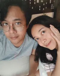 Sedang Berjuang Punya Momongan, 9 Potret Dea Ananda dan Ariel Nidji yang Tetap Mesra di Usia Pernikahan 12 Tahun