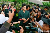 Sedang Ditahan, Ammar Zoni Kumandangkan Azan dan Ikamah di Pemakaman Ayahnya Lewat Video Call