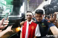 Sedang Mendekam di Balik Jeruji Besi, Vadel Badjideh Sempat Ungkap Permintaan Sederhana - Sang Ibunda Bawakan Bubur Kacang Hijau