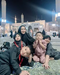 Sedang Umrah, 10 Potret Oki Setiana Dewi di Madinah - Bikin Adem Ajak Keempat Buah Hati Mengaji Bersama di Pelataran Masjid Nabawi