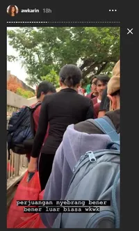 Sederet Aksi Awkarin Bagikan 3000 Nasi Kotak Gratis Untuk Pendemo, Rela Berdesakan