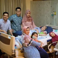 Sederet Artis & Keluarga Jenguk Zaskia Mecca Pasca Operasi Caesar