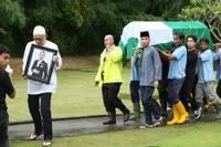 Sampai Masuk Liang Lahat, Berikut Sederet Foto Ayah Ashraf Sinclair di Pemakaman Putranya yang Bikin Haru