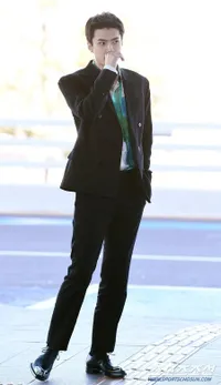 Sederet Foto Fashion Airport Sehun EXO Menuju Paris, Ganteng Bak Pangeran Drama Korea Romantis!