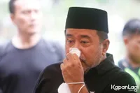 Sederet Foto Rano Karno Tepati Janji Ziarah ke Makam Aminah Cendrakasih, Menangis Terisak dan Terduduk Lemas