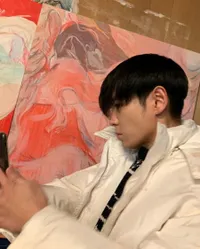 Sederet Foto T.O.P Big Bang Usai Wamil dengan Rambut Barunya