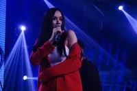 Sederet Gaya Fashion Aura Kasih, Berhijab Hingga Wanita Bali