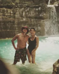 Sederet Gaya Oscar Lawalata Kala Berbikini di Pantai, Makin Cantik Usai Operasi Ganti Kelamin