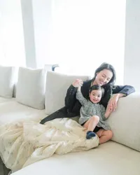 Sederet Kebersamaan Julie Estelle Bersama Sang Anak, Tampil Kompak Saat Family Photoshoot