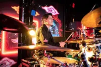 Sederet Potret Ganteng Tyo Nugros Eks Drummer Dewa 19, Wajahnya Tak Berubah Setelah 20 Tahun Berlalu