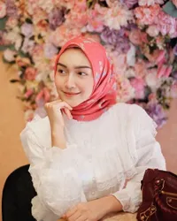 Sederet Potret OOTD Hijab Stylish Melody Prima, Ibu Dua Anak yang Punya Pesona Bak Mahasiswi Populer di Kampus!