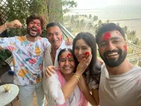 Sederet Potret Perayaan Holi Seleb Bollywood, Pose Katrina Kaif dan Mertua Jadi Sorotan