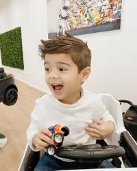 Sederet Potret Zenecka Putra Bungsu Carissa Putri Potong Rambut, Semakin Ganteng dan Bule Banget!