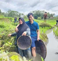 Sederhana, 8 Potret Endang Mulyana Ayah Lesti Bagikan Kegiatannya Bertani di Sawah
