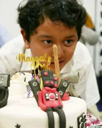 Sederhana Dirayakan Bersama Anak Yatim, 10 Potret Ulang Tahun ke-10 Ayrton Magally Anak Marcella Zalianty - Nggak Mau Ada Tiup Lilin