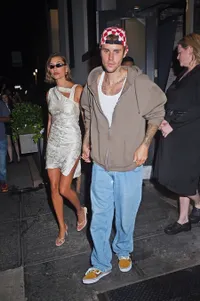 Sederhana Meski Tajir Melintir, 8 Potret Penampilan Justin Bieber Saat Dinner Romantis dengan Sang Istri Tercinta Hailey Bieber