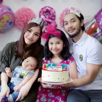 Sederhana! Metha dan Uki NOAH Rayakan Ulang Tahun Anak Pertama