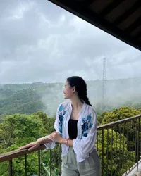 Sederhana Tapi Cantik Luar Biasa, Potret Sarah Menzel Nongkrong di Cafe dan Pesan Pisang Goreng