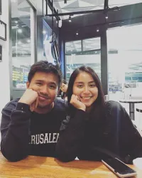 Segera Menikah, Simak 17 Potret Perjalanan Cinta Joshua Suherman dan Clairine Clay - Selalu Hangat dan Penuh Tawa!