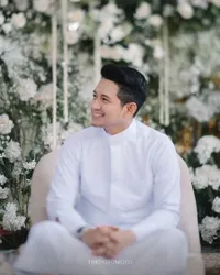 Segera Nikahi Kekasih yang Usianya Terpaut 12 Tahun, Ini 8 Potret Chand Kelvin Gelar Pengajian Jelang Akad - Gagah Tampil Seba Putih dan Siap Jadi Imam