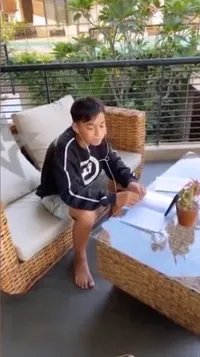 Sekolah dengan Suasana Baru, Begini 14 Potret Anak-anak Selebriti Ikut Kegiatan Belajar Online dari Rumah