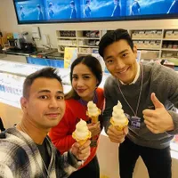 Selain Raffi Ahmad, 7 Seleb Tanah Air Ini Juga Berfoto Bareng Seleb Korea