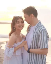 Selalu Harmonis, 8 Potret Mesra Rina Nose dan Suami Saat di Pantai - Baru Rayakan Anniversary Pernikahan