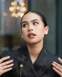 Selalu Inspiratif, 10 Potret Penampilan Maudy Ayunda di ASEAN Business Award 2023 - Anggun Pakai Gaun Batik Bergaya Hanbok