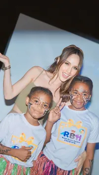 Selalu Jadi Inspirasi, 8 Potret Cinta Laura Bareng Anak-anak Jayapura dan Wamena - Nikmati Keindahan Papua