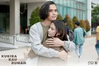 Selalu Punya Chemistry Apik, Ini Potret Prilly Latuconsina Bareng Sederet Aktor Lawan Main di Film dan Series