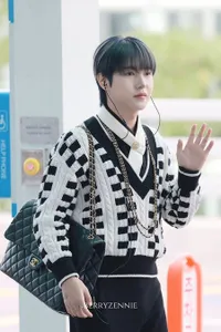 Selalu Stand Out! Ini Potret Kece Renjun NCT DREAM dengan Gaya Airport Fashion Terbaik