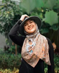 Selalu Stylish dan Menawan Dalam Balutan Hijab, 8 Potret Irish Bella yang Kece Abis Saat Memakai Topi