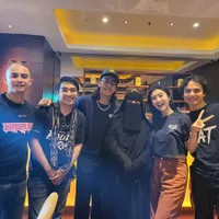 Dipuji Sebagai Ibu Panutan, Foto Ummi Pipik Beri Kejutan Abidzar Al Ghifari Saat Promo 'BALADA SI ROY'