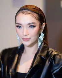 Selalu Tampil Gorgeous, Berikut Sederet Foto-Foto Close Up Wajah Zaskia Gotik yang Menawan