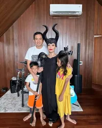 Selalu Tampil Totalitas, Ini 11 Potret Ayu dewi yang Stylish Banget Pakai Dress Cetar Membahana - Kostum Nyentrik Serba Hitam Tanduk di Kepala Jadi Sorotan