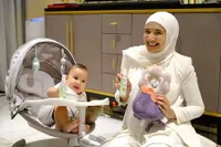 Selalu Tersenyum Cerah, Ini Sederet Foto Zaskia Sungkar Momong Baby Ukkasya: Mama Cantik Bahagia Punya Momongan