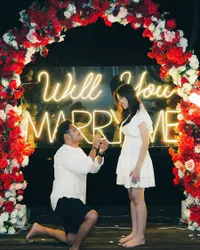 Selamat! 7 Potret Ochi Rosdiana Dilamar Kekasih, Romantis & Penuh Kebahagiaan