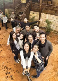 Selfie Seru Para Pemeran '7 Manusia Harimau' di Kala Senggang