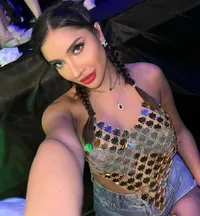 Semakin Berani, 7 Potret Gaya Millen Cyrus yang Bikin Salfok di DWP 2023