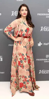 Semerbak Mewangi, Gaun Floral Print Aishwarya Rai Bikin Mata Adem