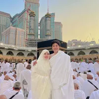 Sempat Alami Keguguran, Ini 8 Potret Via Vallen dan Chevra Yolandi Jalani Ibadah Umrah Berdua yang Tanpa Persiapan