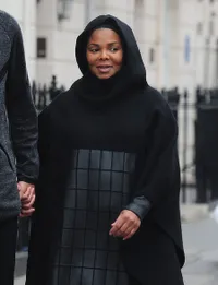 Sempat Berhijab, Kini Janet Jackson Kembali Perlihatkan Rambutnya