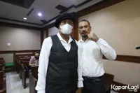 Sempat Berseteru, Intip 11 Potret Jerinx Peluk Dokter Tirta yang Jadi Saksi dan Membela Dirinya di Persidangan