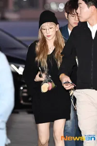 Sempat Bikin Fans Khawatir, Taeyeon SNSD Terlihat Tegar Saat di Bandara