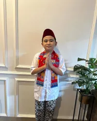 Sempat Di-bully, Ini 8 Potret Ivander Putra Daus Mini yang Sudah Beranjak Remaja - Disebut Mirip Oppa-Oppa Korea