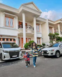 Sempat Dicibir Karena Selalu Liburan Sendiri, 8 Potret Fuji Ajak Gala Sky Liburan ke Turki - Telaten Momong di Pesawat